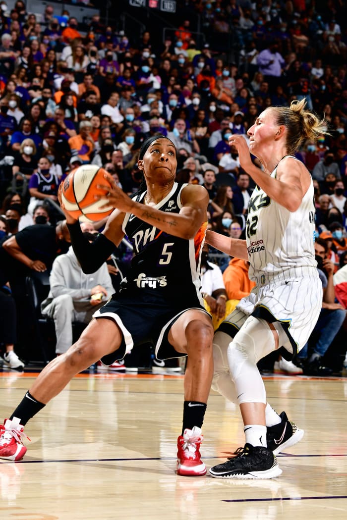 Shey Peddy drives against Courtney Vandersloot
